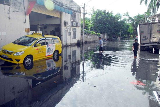 Thành phố Hồ Chí Minh khắc phục sự cố nước tràn bờ bao gây ngập nhà dân ảnh 1